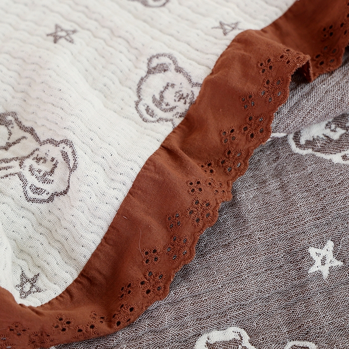 91家纺网 家纺一手货源 找家纺 朴尔家纺-毛巾被 2026春夏新款韩式花边纯棉竹纤维加大成人纱布毛巾被夏被夏凉被空调被 玩具熊-米白毛巾被