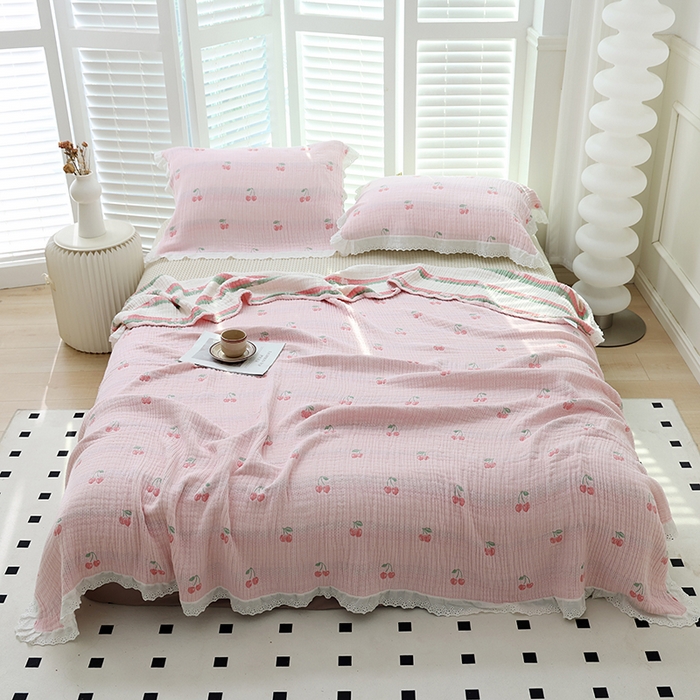 91家纺网 家纺一手货源 找家纺 朴尔家纺-毛巾被 2026春夏新款韩式花边纯棉竹纤维加大成人纱布毛巾被夏被夏凉被空调被 樱桃日记-粉毛巾被