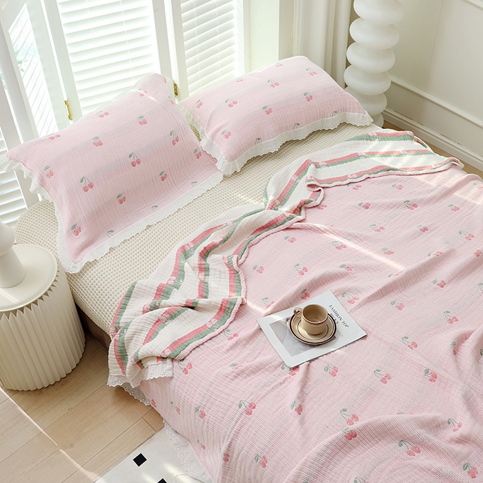 91家纺网 家纺一手货源 找家纺 朴尔家纺-毛巾被 2026春夏新款韩式花边纯棉竹纤维加大成人纱布毛巾被夏被夏凉被空调被 樱桃日记-粉毛巾被