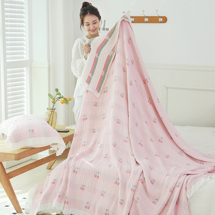 91家纺网 家纺一手货源 找家纺 朴尔家纺-毛巾被 2026春夏新款韩式花边纯棉竹纤维加大成人纱布毛巾被夏被夏凉被空调被 樱桃日记-粉毛巾被