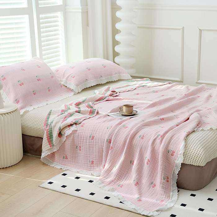 91家纺网 家纺一手货源 找家纺 朴尔家纺-毛巾被 2026春夏新款韩式花边纯棉竹纤维加大成人纱布毛巾被夏被夏凉被空调被 樱桃日记-粉毛巾被
