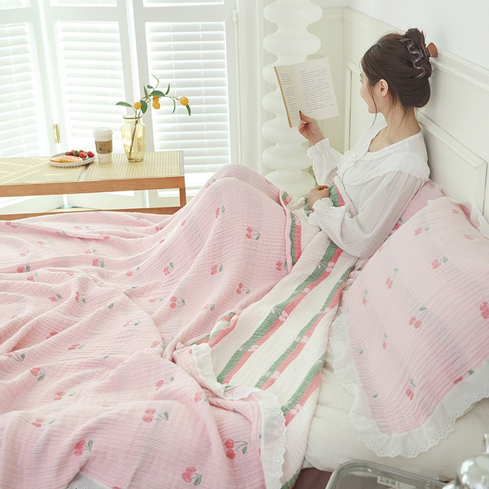 91家纺网 家纺一手货源 找家纺 朴尔家纺-毛巾被 2026春夏新款韩式花边纯棉竹纤维加大成人纱布毛巾被夏被夏凉被空调被 樱桃日记-粉毛巾被