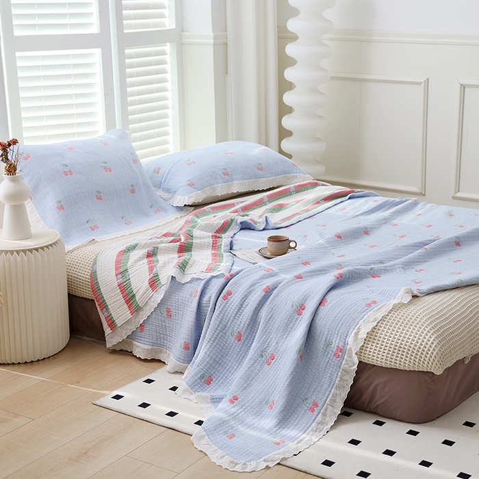91家纺网 家纺一手货源 找家纺 朴尔家纺-毛巾被 2026春夏新款韩式花边纯棉竹纤维加大成人纱布毛巾被夏被夏凉被空调被 樱桃日记-蓝毛巾被
