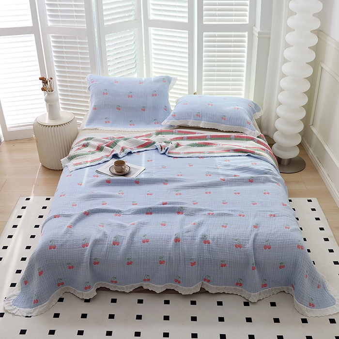 91家纺网 家纺一手货源 找家纺 朴尔家纺-毛巾被 2026春夏新款韩式花边纯棉竹纤维加大成人纱布毛巾被夏被夏凉被空调被 樱桃日记-蓝毛巾被