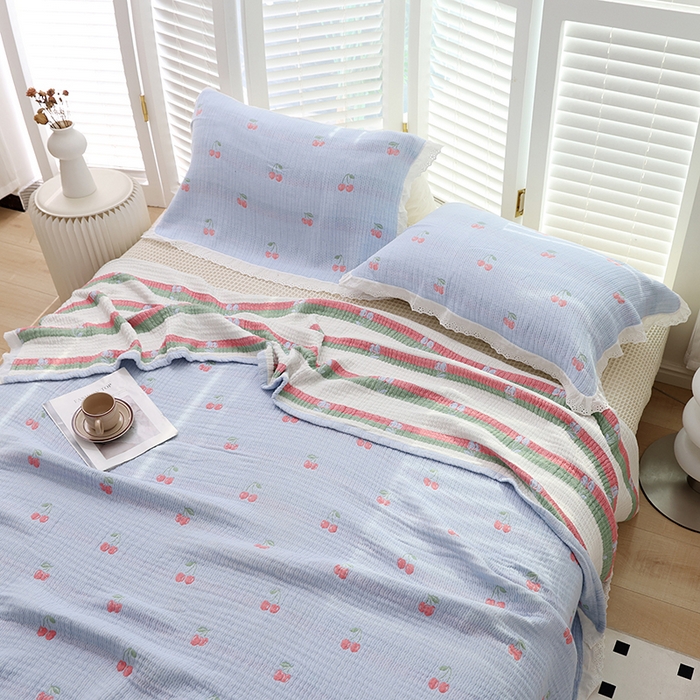 91家纺网 家纺一手货源 找家纺 朴尔家纺-毛巾被 2026春夏新款韩式花边纯棉竹纤维加大成人纱布毛巾被夏被夏凉被空调被 樱桃日记-蓝毛巾被