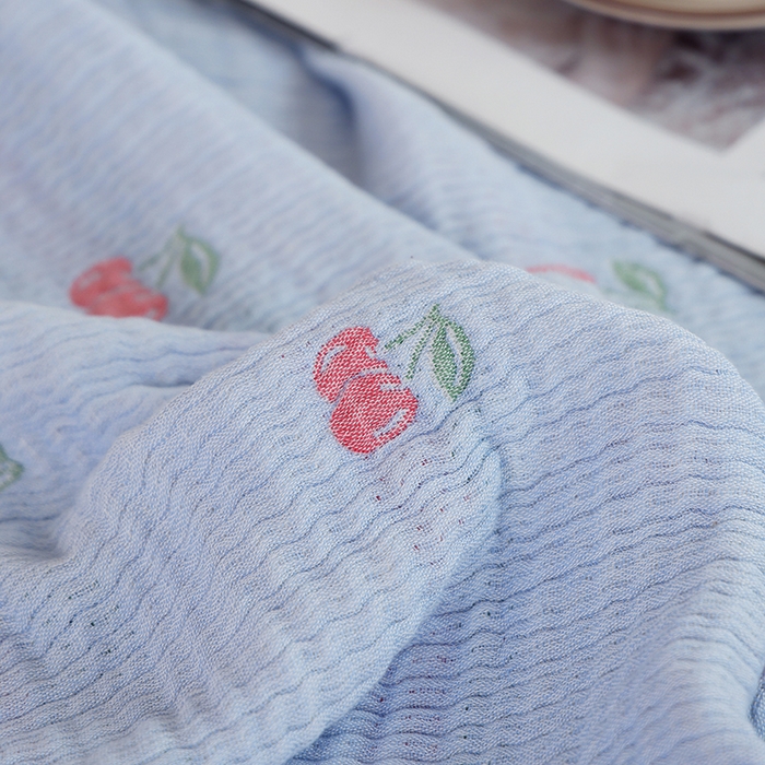 91家纺网 家纺一手货源 找家纺 朴尔家纺-毛巾被 2026春夏新款韩式花边纯棉竹纤维加大成人纱布毛巾被夏被夏凉被空调被 樱桃日记-蓝毛巾被