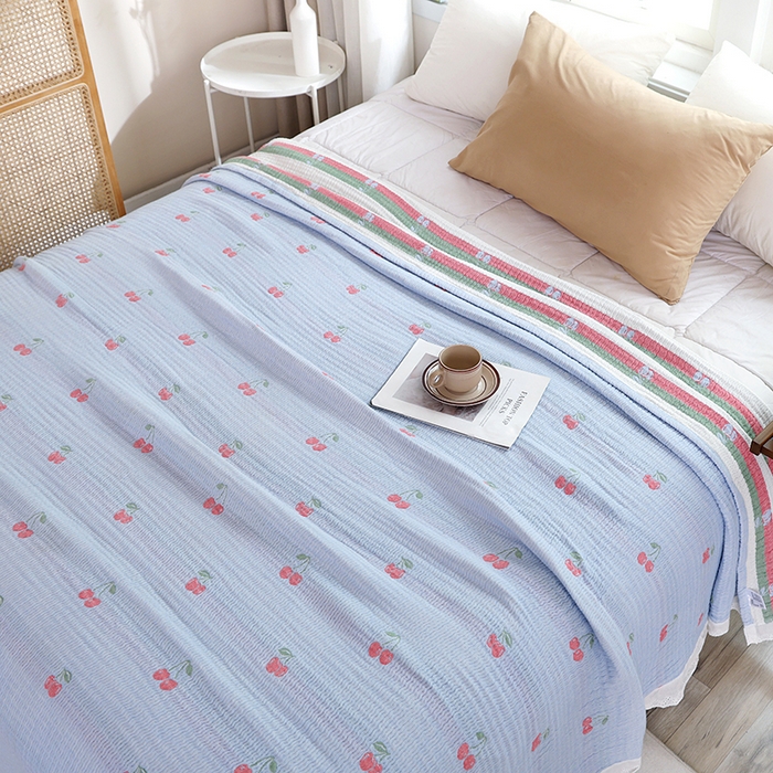 91家纺网 家纺一手货源 找家纺 朴尔家纺-毛巾被 2026春夏新款韩式花边纯棉竹纤维加大成人纱布毛巾被夏被夏凉被空调被 樱桃日记-蓝毛巾被