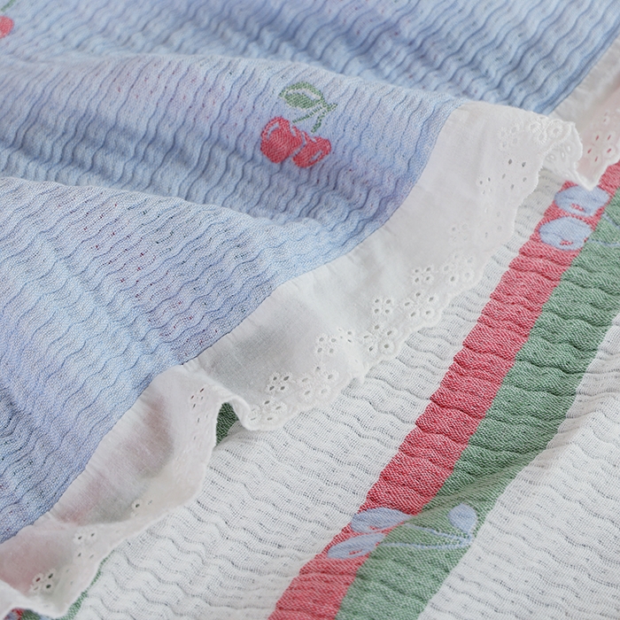 91家纺网 家纺一手货源 找家纺 朴尔家纺-毛巾被 2026春夏新款韩式花边纯棉竹纤维加大成人纱布毛巾被夏被夏凉被空调被 樱桃日记-蓝毛巾被
