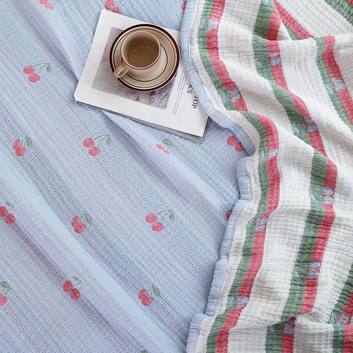 91家纺网 家纺一手货源 找家纺 朴尔家纺-毛巾被 2026春夏新款韩式花边纯棉竹纤维加大成人纱布毛巾被夏被夏凉被空调被 樱桃日记-蓝毛巾被