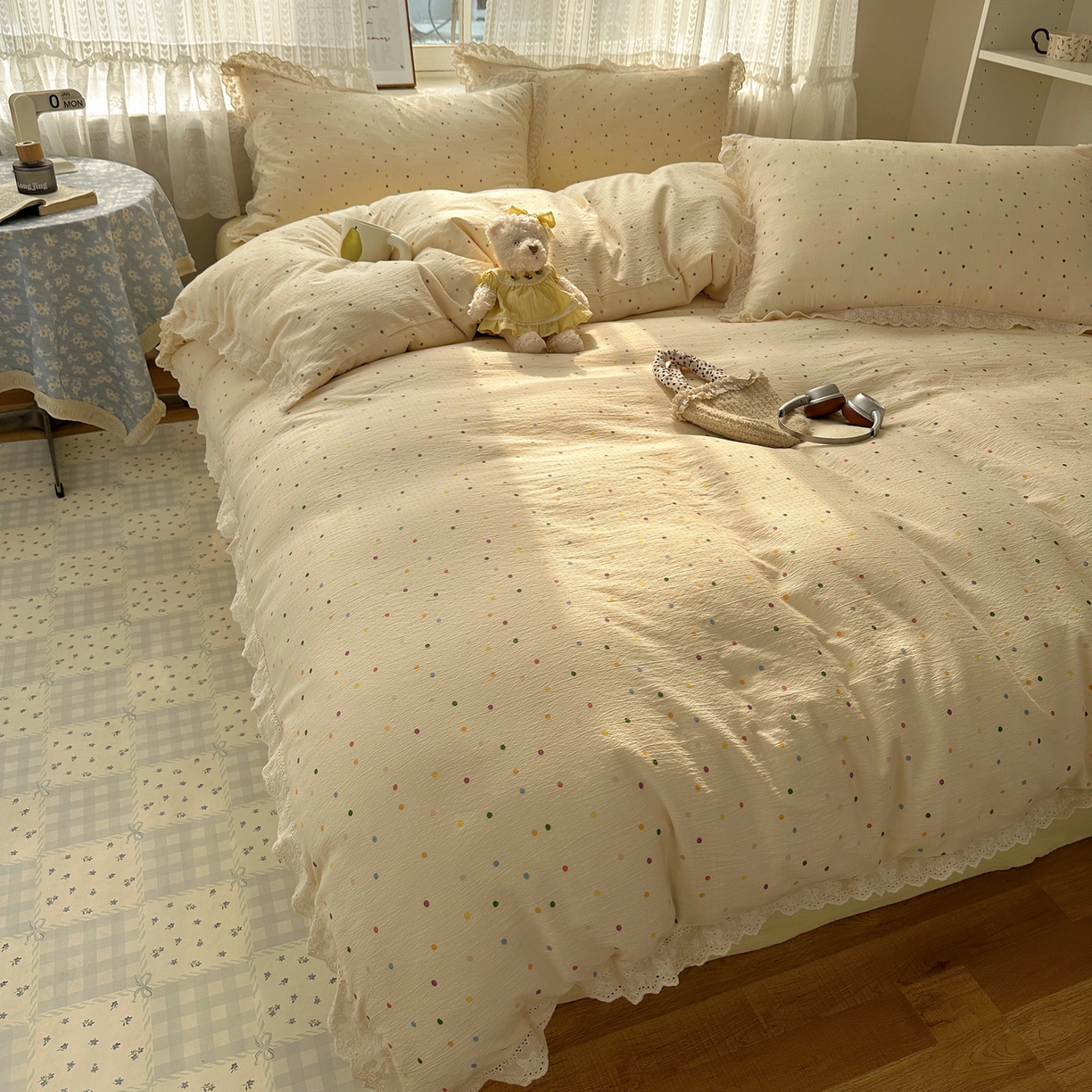 91家纺网 家纺一手货源 找家纺 韩巢家纺 2026新款蝴蝶花边销款四件套 波点世界【蝴蝶花边款】