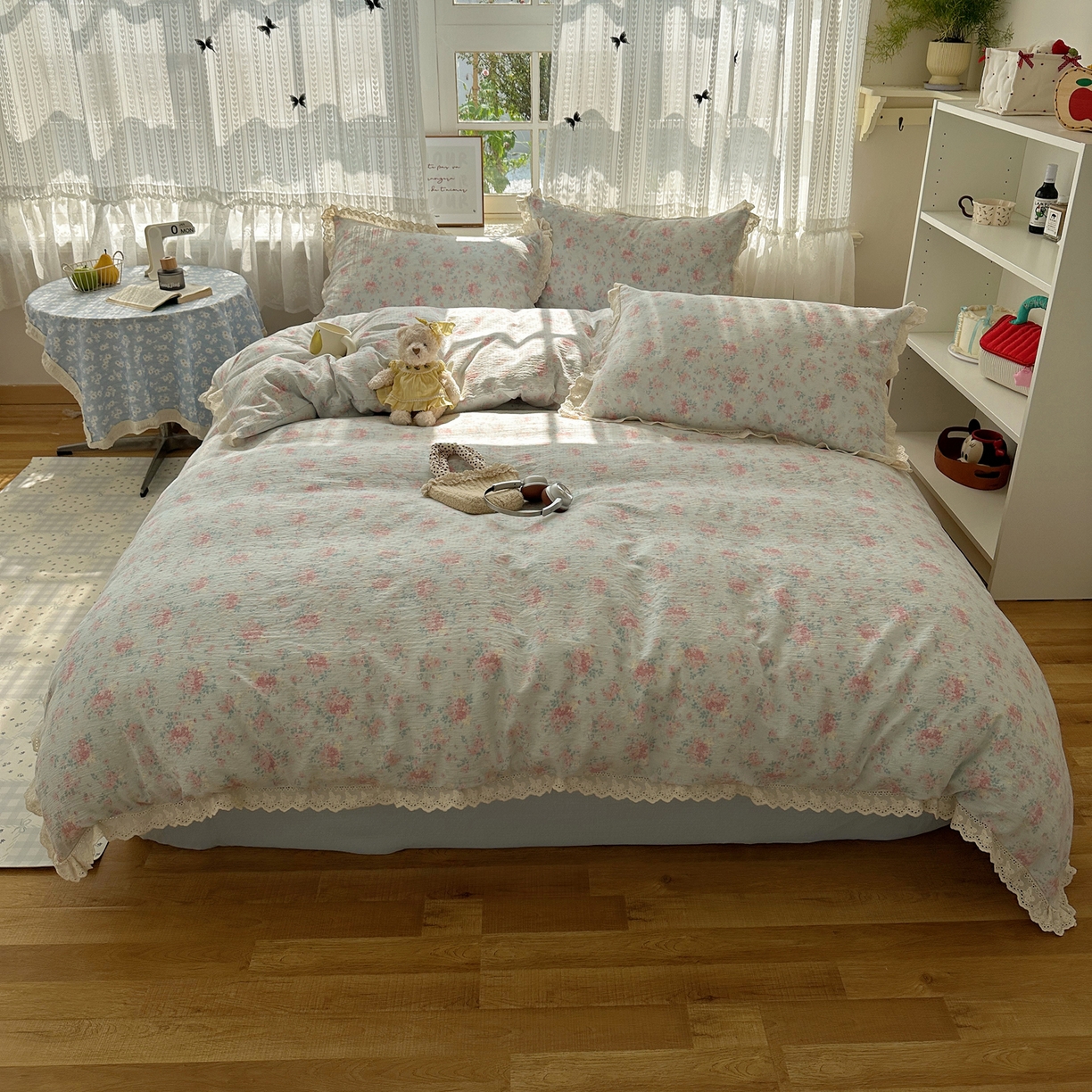 91家纺网 家纺一手货源 找家纺 韩巢家纺 2026新款蝴蝶花边销款四件套 月下清幽【蝴蝶花边款】