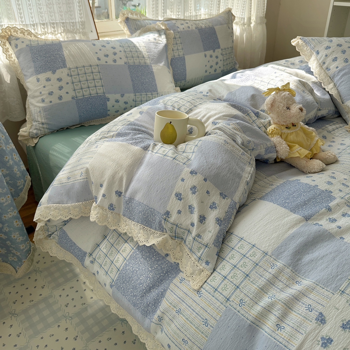 91家纺网 家纺一手货源 找家纺 韩巢家纺 2026新款蝴蝶花边销款四件套 雾漫春日-蓝【蝴蝶花边款】