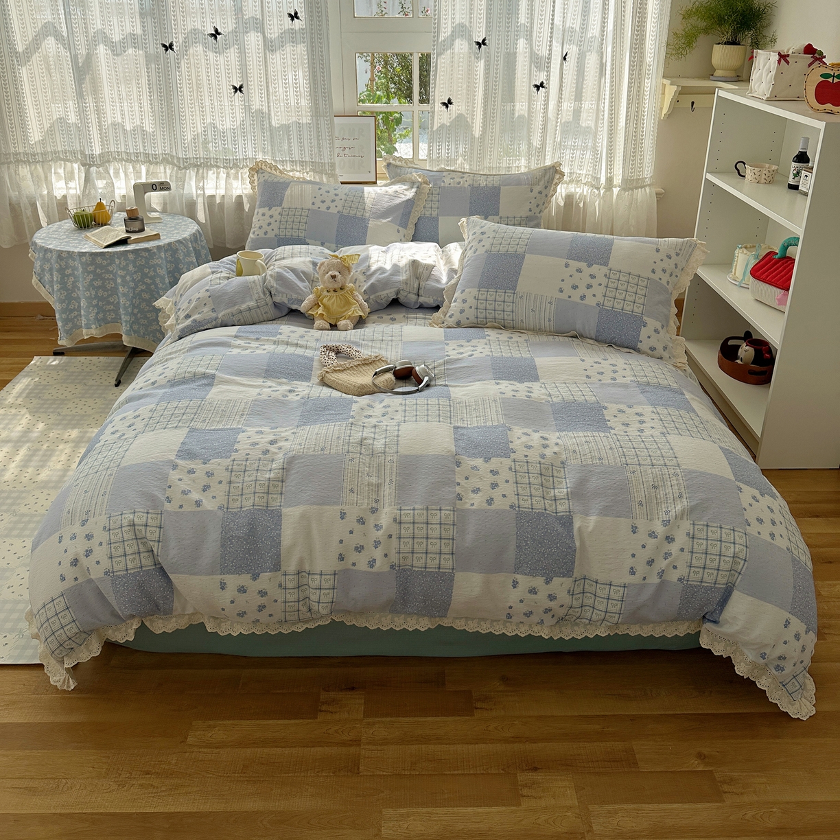 91家纺网 家纺一手货源 找家纺 韩巢家纺 2026新款蝴蝶花边销款四件套 雾漫春日-蓝【蝴蝶花边款】