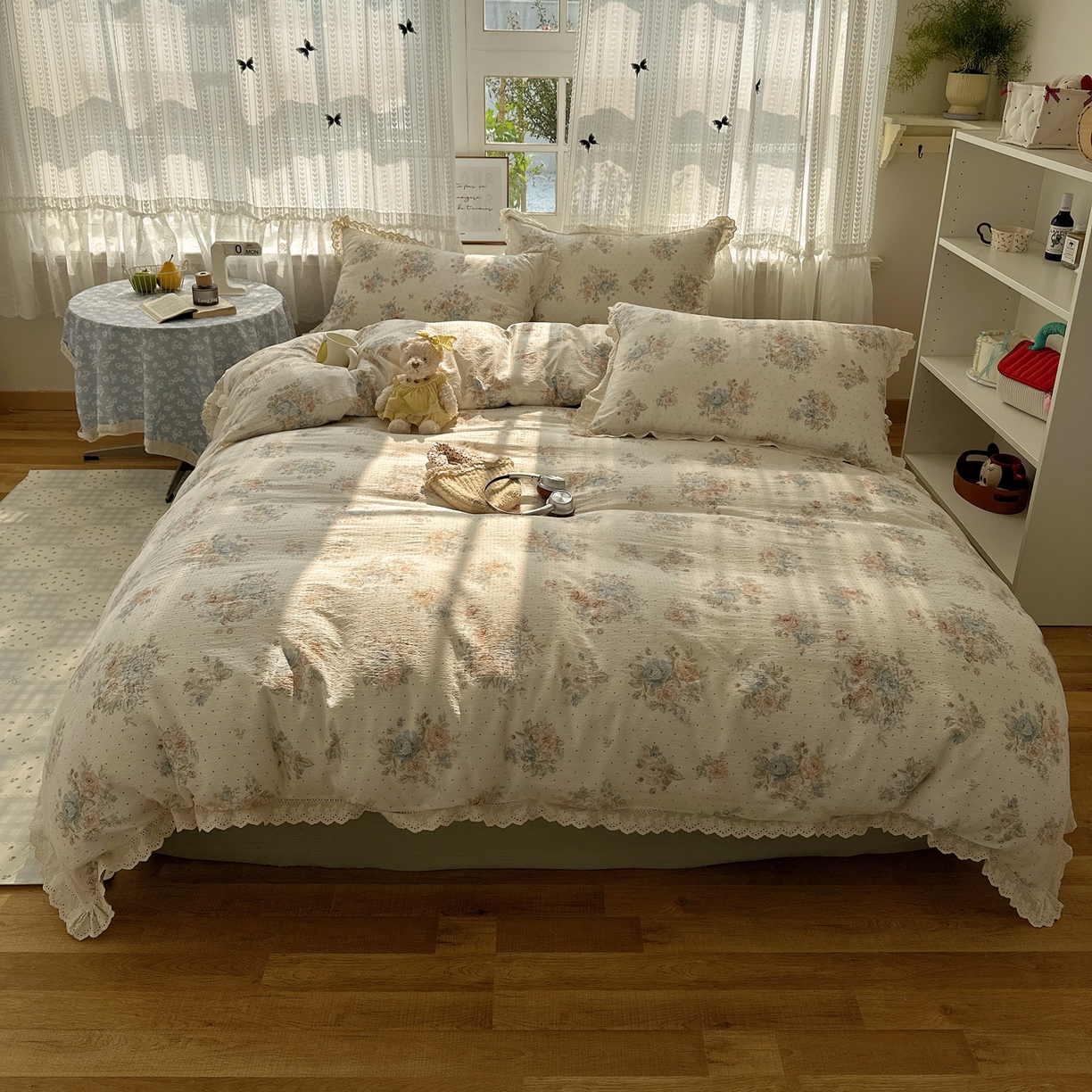 91家纺网 家纺一手货源 找家纺 韩巢家纺 2026新款蝴蝶花边销款四件套 蔷薇岛屿【蝴蝶花边款】