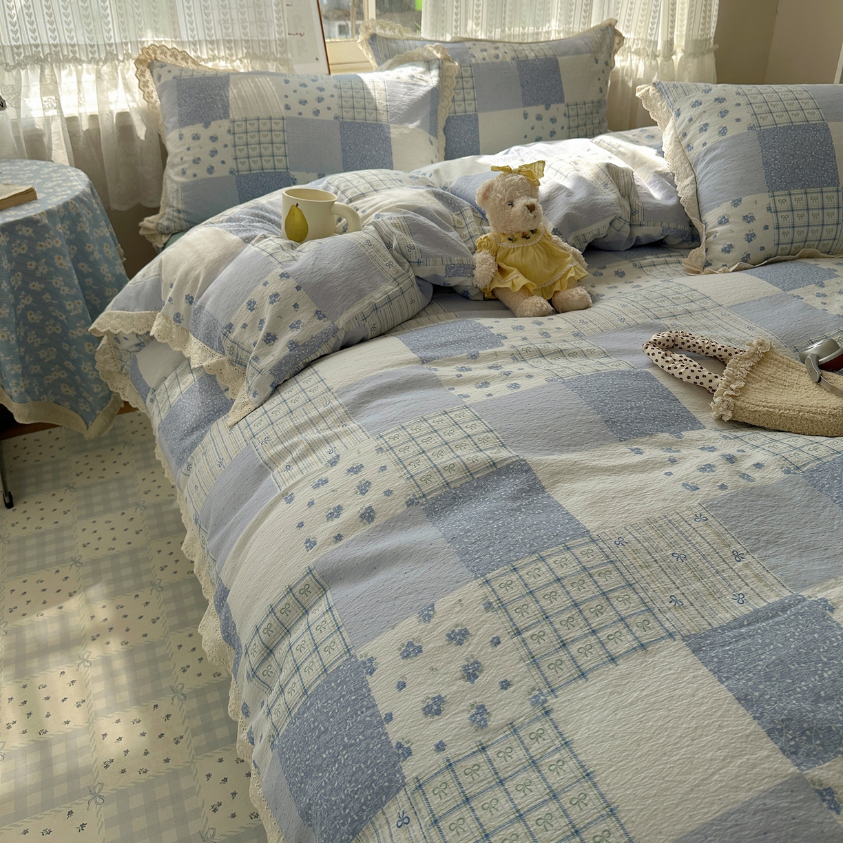 91家纺网 家纺一手货源 找家纺 韩巢家纺 2026新款蝴蝶花边销款四件套 雾漫春日-蓝【蝴蝶花边款】