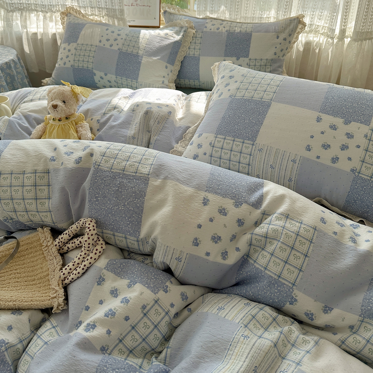 91家纺网 家纺一手货源 找家纺 韩巢家纺 2026新款蝴蝶花边销款四件套 雾漫春日-蓝【蝴蝶花边款】