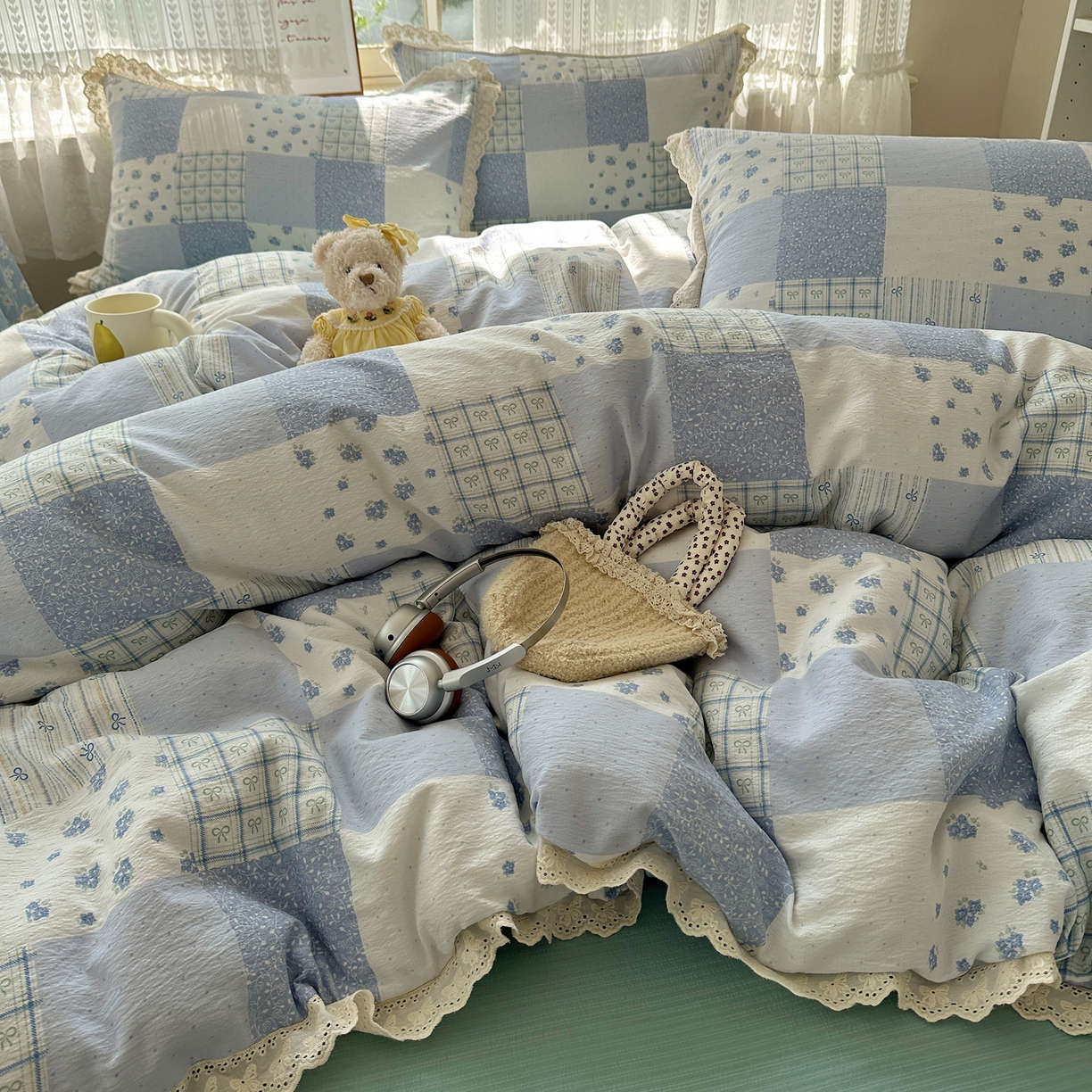 91家纺网 家纺一手货源 找家纺 韩巢家纺 2026新款蝴蝶花边销款四件套 雾漫春日-蓝【蝴蝶花边款】