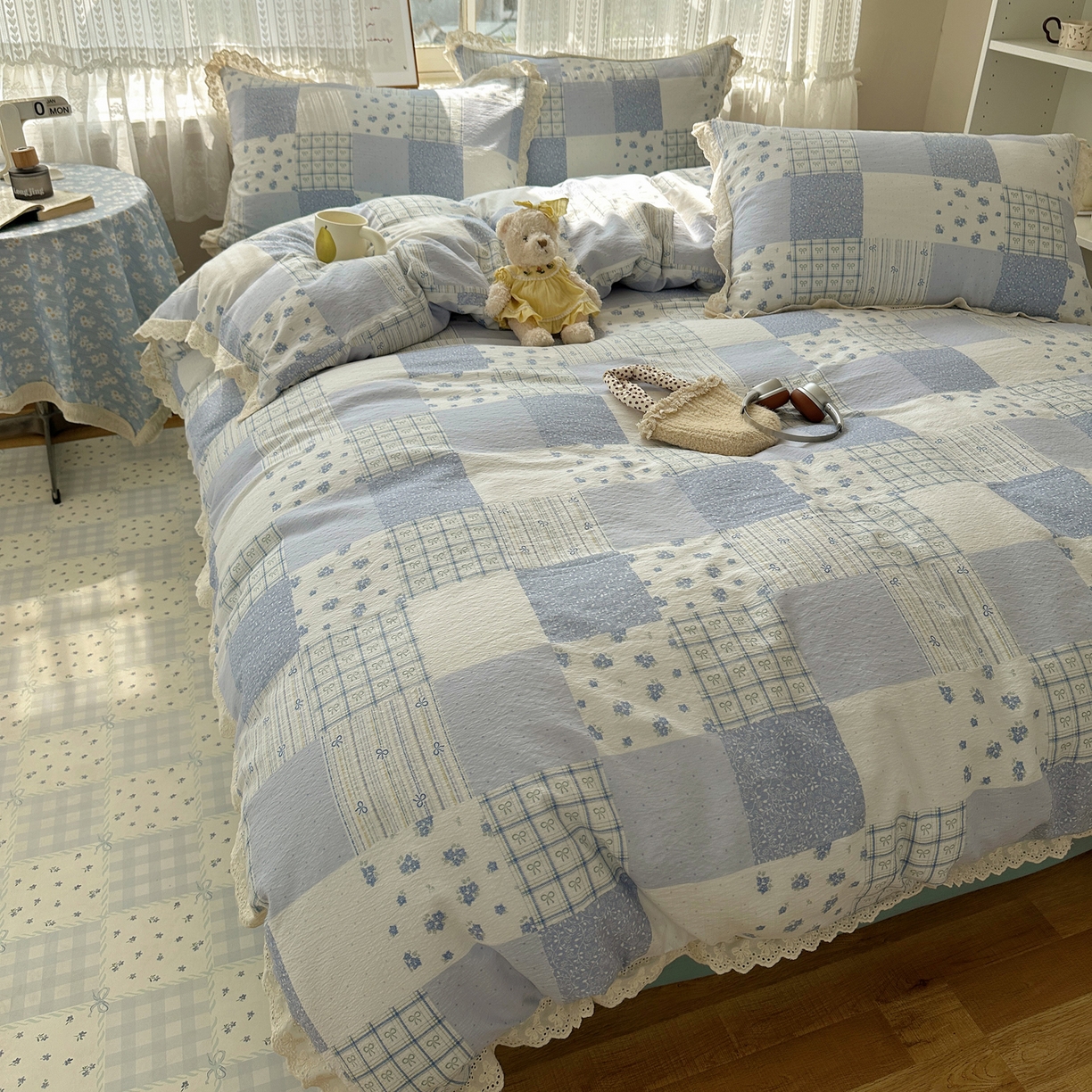 91家纺网 家纺一手货源 找家纺 韩巢家纺 2026新款蝴蝶花边销款四件套 雾漫春日-蓝【蝴蝶花边款】