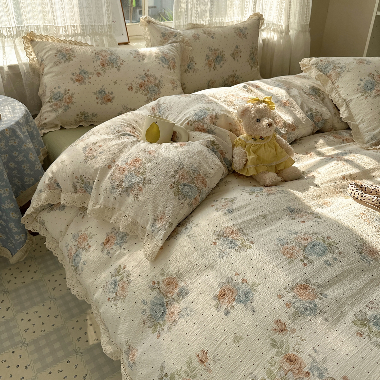 91家纺网 家纺一手货源 找家纺 韩巢家纺 2026新款蝴蝶花边销款四件套 蔷薇岛屿【蝴蝶花边款】