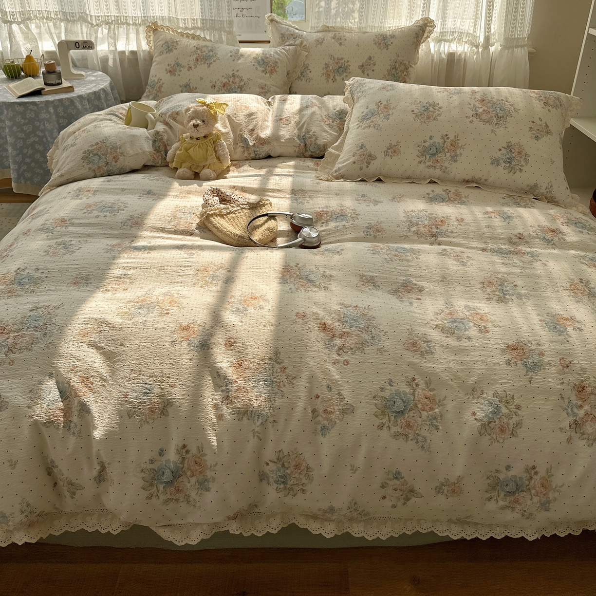 91家纺网 家纺一手货源 找家纺 韩巢家纺 2026新款蝴蝶花边销款四件套 蔷薇岛屿【蝴蝶花边款】