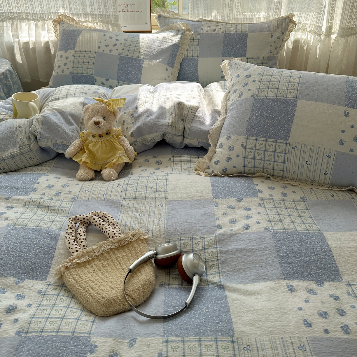 91家纺网 家纺一手货源 找家纺 韩巢家纺 2026新款蝴蝶花边销款四件套 雾漫春日-蓝【蝴蝶花边款】