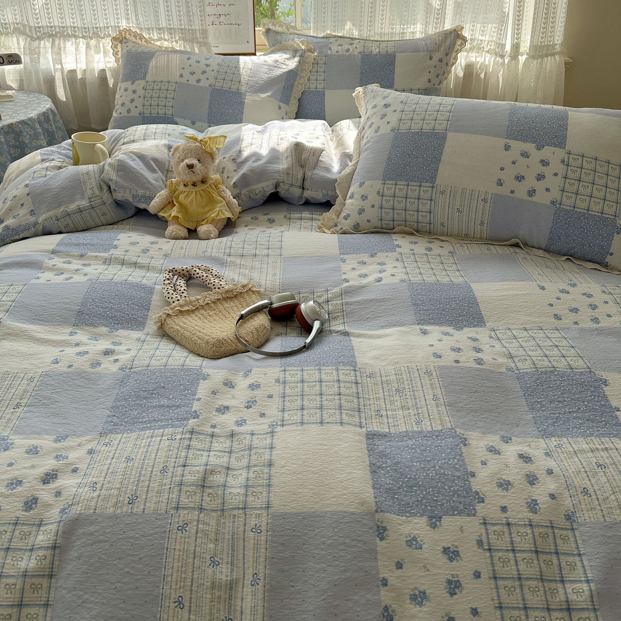 91家纺网 家纺一手货源 找家纺 韩巢家纺 2026新款蝴蝶花边销款四件套 雾漫春日-蓝【蝴蝶花边款】