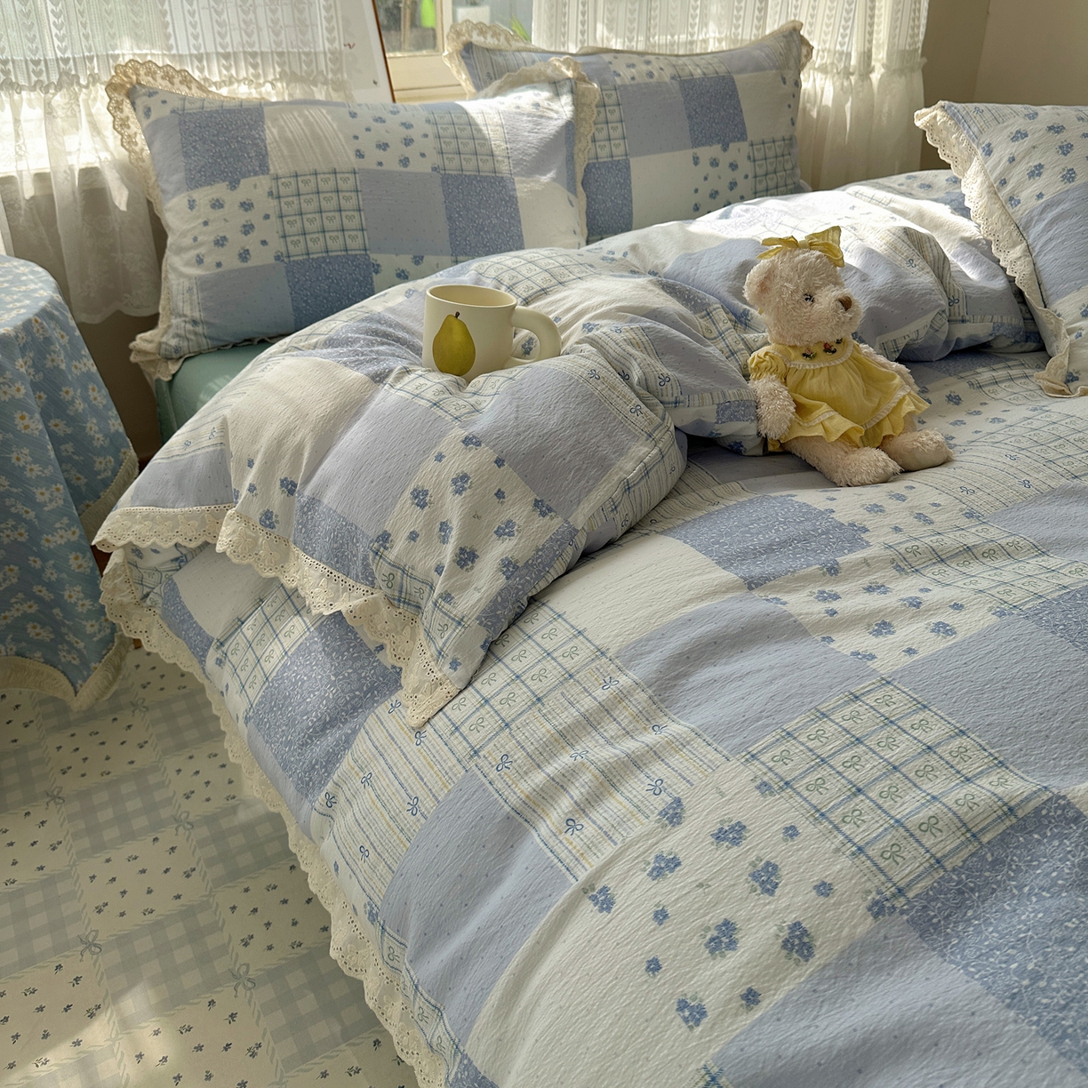 91家纺网 家纺一手货源 找家纺 韩巢家纺 2026新款蝴蝶花边销款四件套 雾漫春日-蓝【蝴蝶花边款】