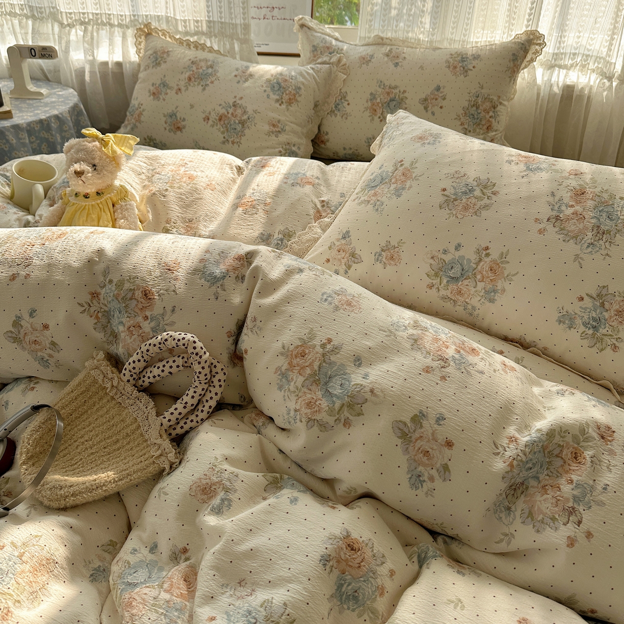 91家纺网 家纺一手货源 找家纺 韩巢家纺 2026新款蝴蝶花边销款四件套 蔷薇岛屿【蝴蝶花边款】