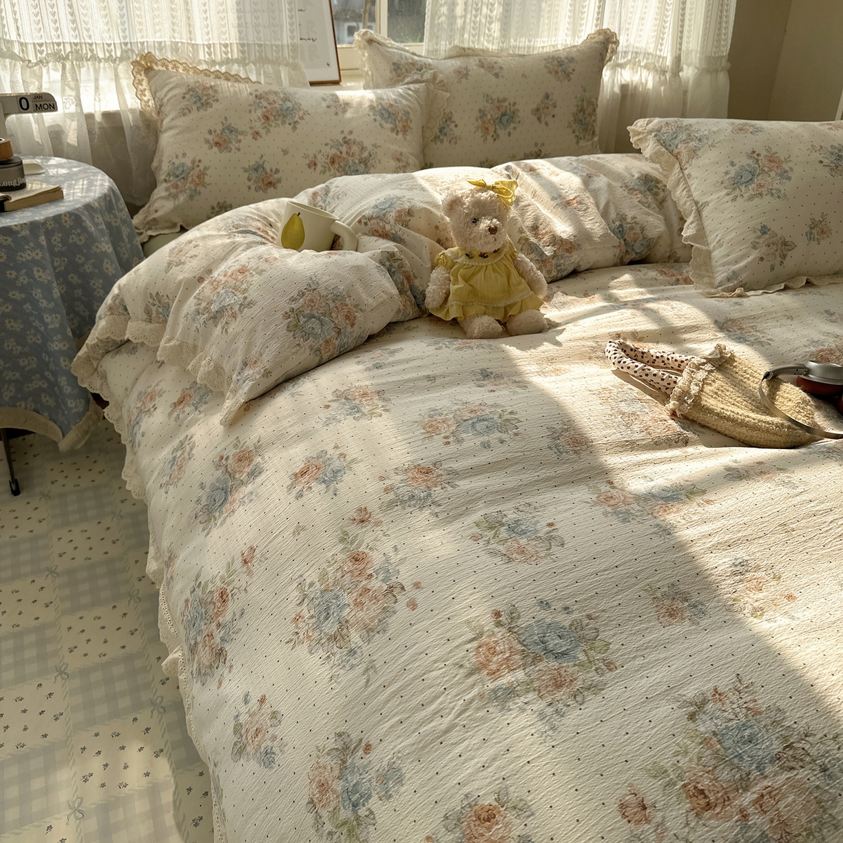 91家纺网 家纺一手货源 找家纺 韩巢家纺 2026新款蝴蝶花边销款四件套 蔷薇岛屿【蝴蝶花边款】