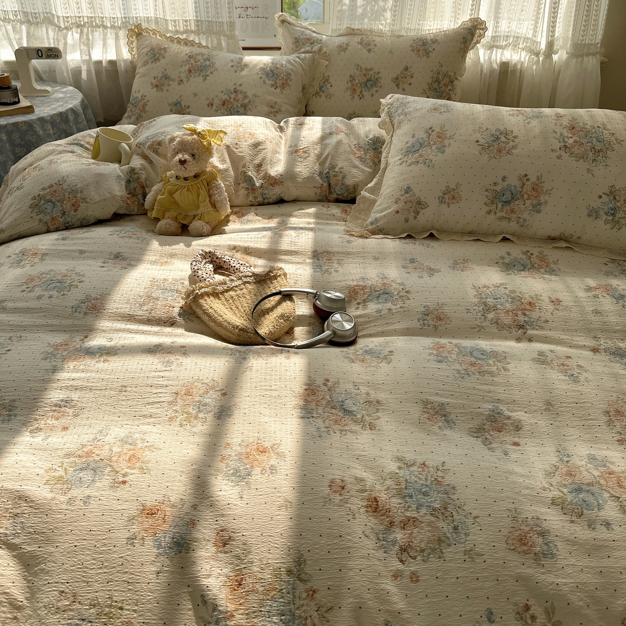 91家纺网 家纺一手货源 找家纺 韩巢家纺 2026新款蝴蝶花边销款四件套 蔷薇岛屿【蝴蝶花边款】