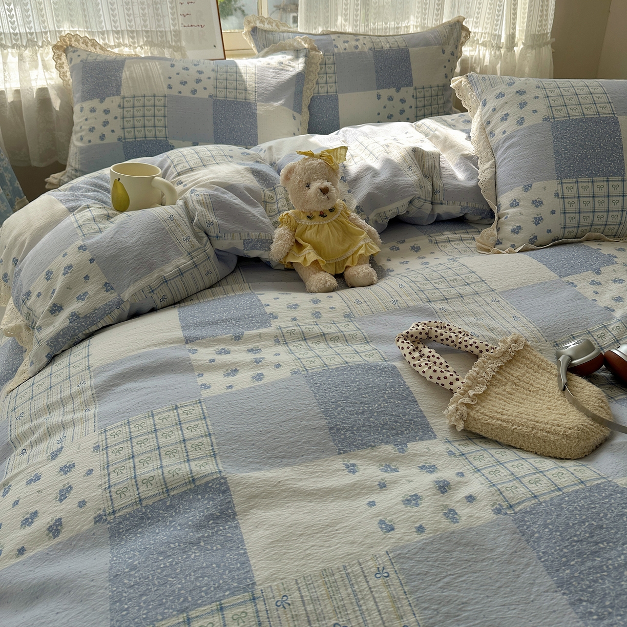 91家纺网 家纺一手货源 找家纺 韩巢家纺 2026新款蝴蝶花边销款四件套 雾漫春日-蓝【蝴蝶花边款】