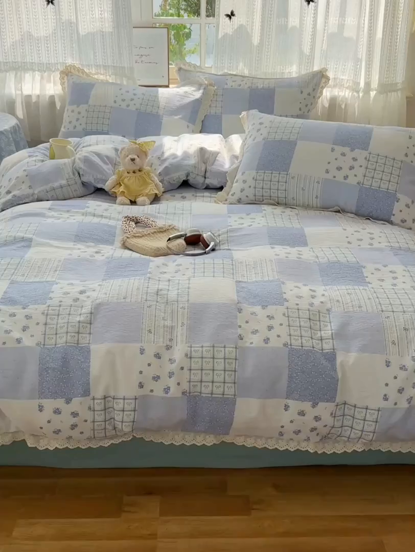 91家纺网 家纺一手货源 找家纺 韩巢家纺 2026新款蝴蝶花边销款四件套 雾漫春日-蓝【蝴蝶花边款】