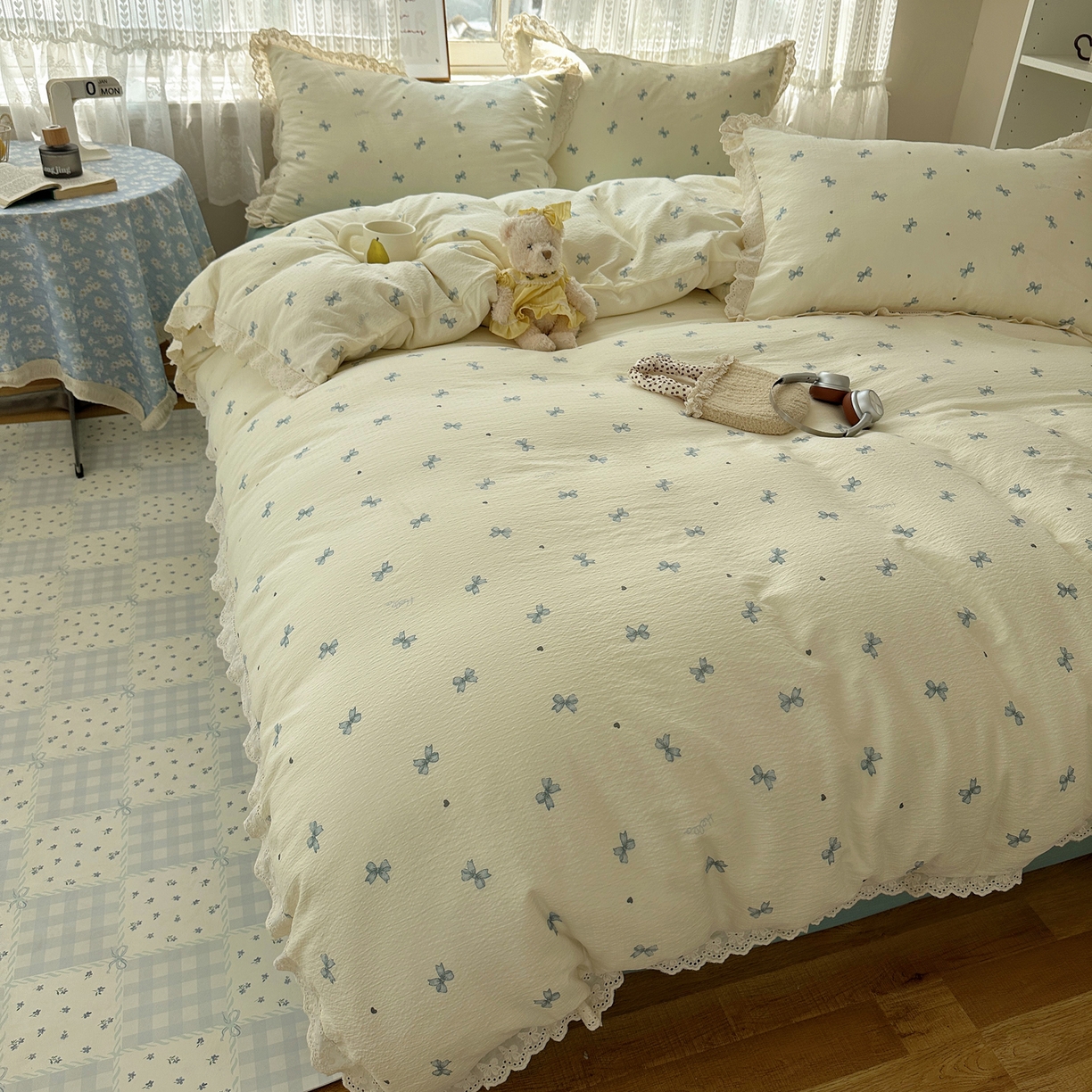 91家纺网 家纺一手货源 找家纺 韩巢家纺 2026新款蝴蝶花边销款四件套 相思-蓝【蝴蝶花边款】