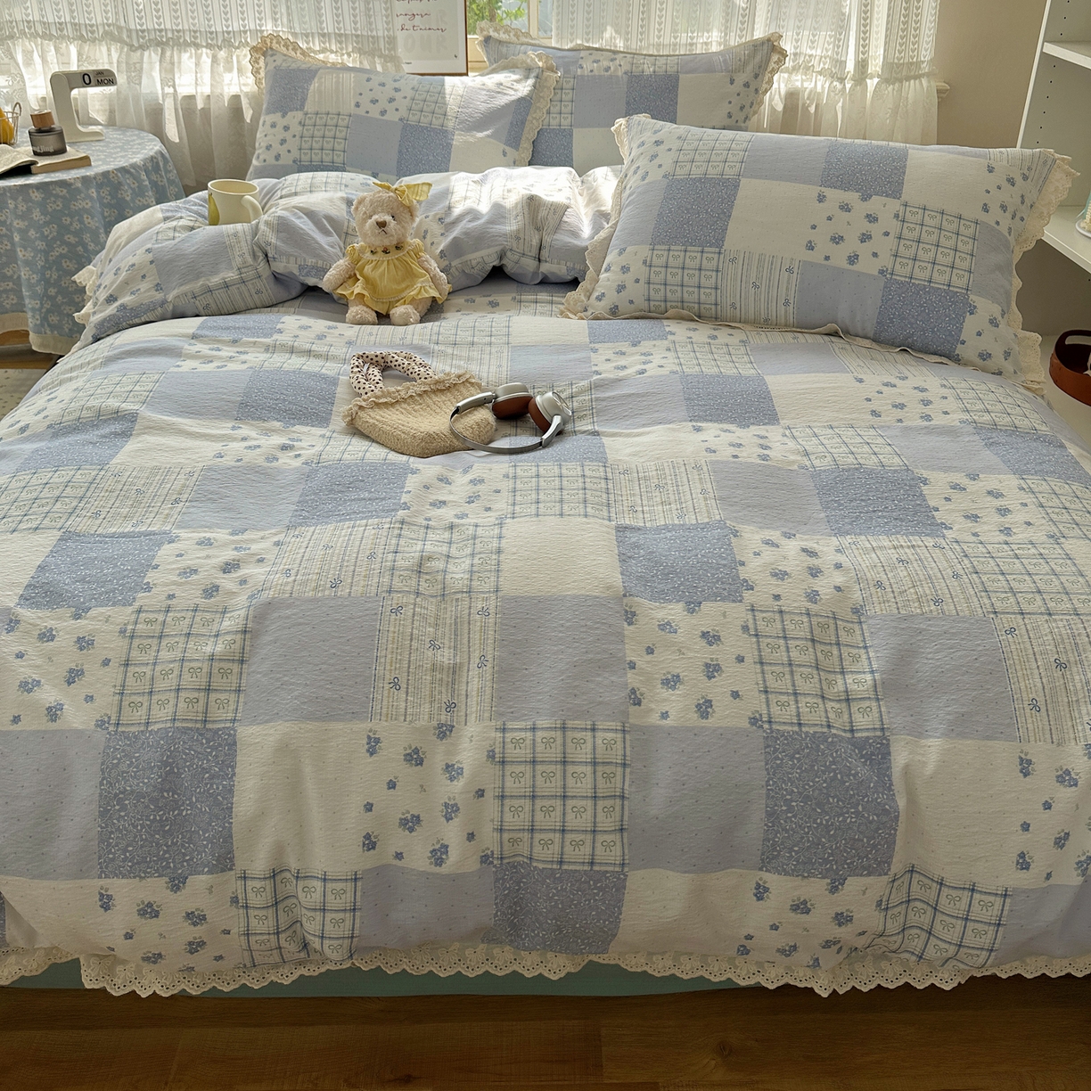 91家纺网 家纺一手货源 找家纺 韩巢家纺 2026新款蝴蝶花边销款四件套 雾漫春日-蓝【蝴蝶花边款】