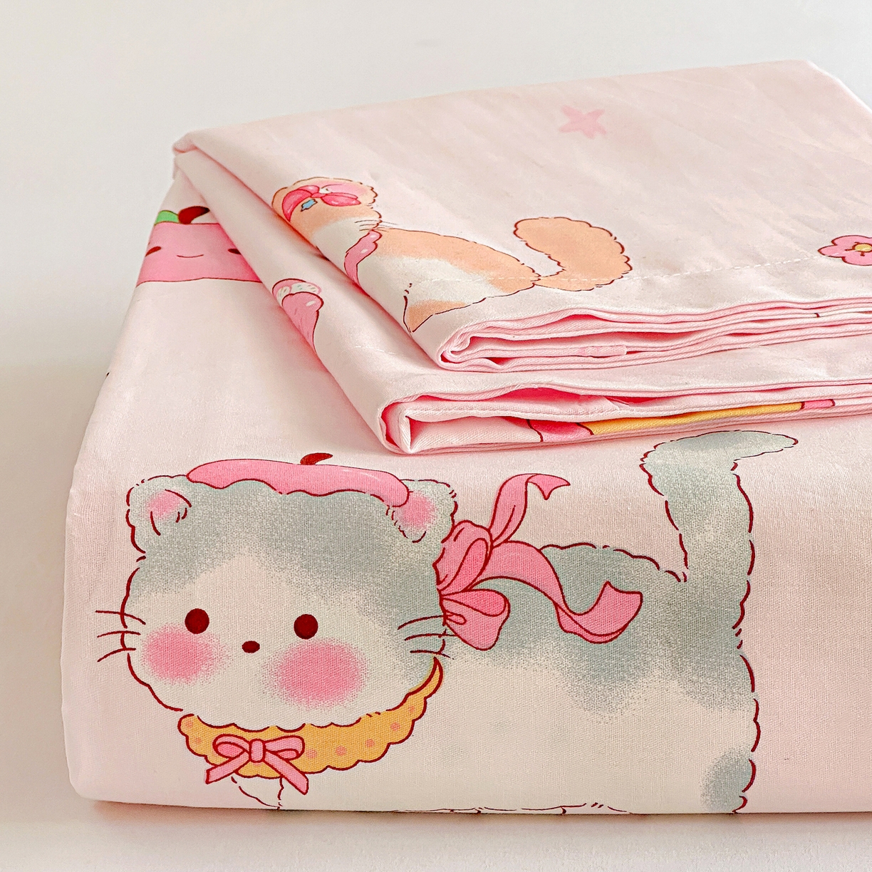 91家纺网 家纺一手货源 找家纺 恩泽家纺 2026春夏新款全棉纯棉12868印花四件套及单品系列-单床单床单单件 苹果小猫咪