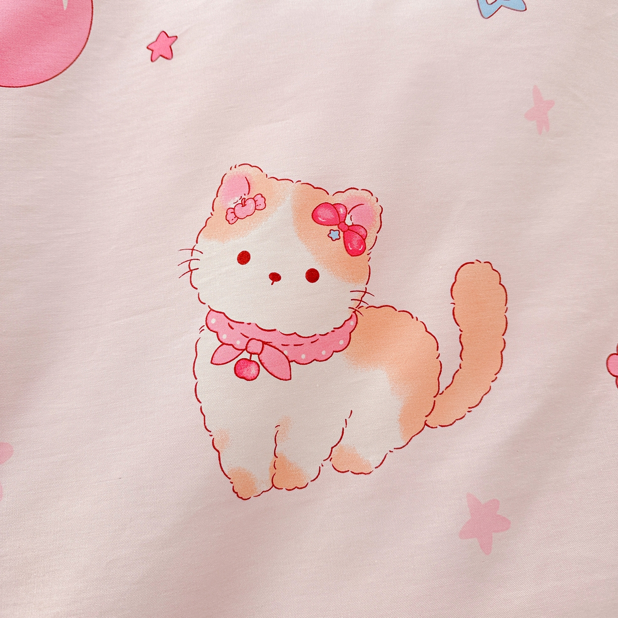 91家纺网 家纺一手货源 找家纺 恩泽家纺 2026春夏新款全棉纯棉12868印花四件套及单品系列-单床单床单单件 苹果小猫咪