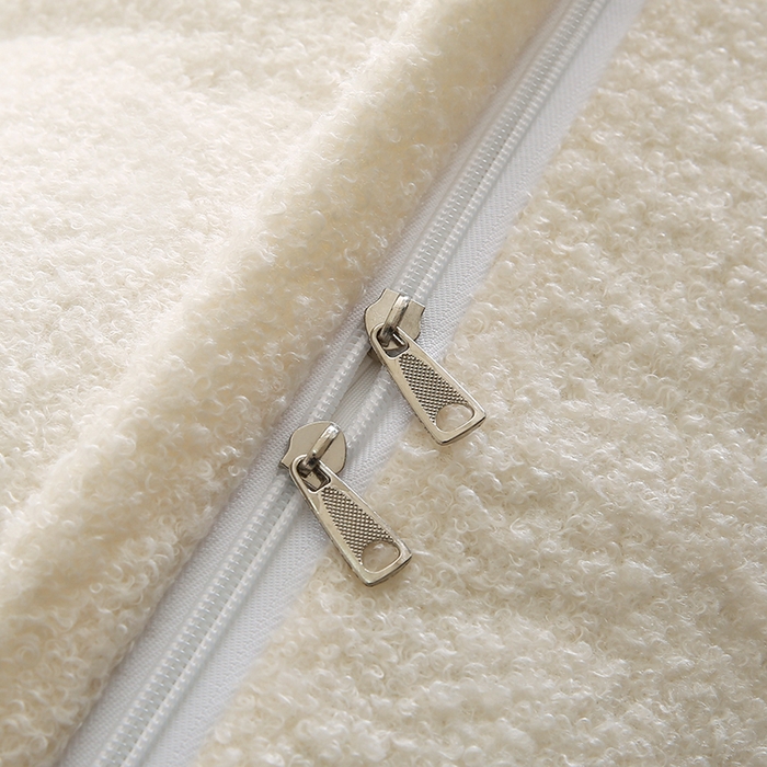 91家纺网 家纺一手货源 找家纺 永光家居 2026新款泰迪绒三角靠垫 填充浅蓝色产品不供多多 泰迪白