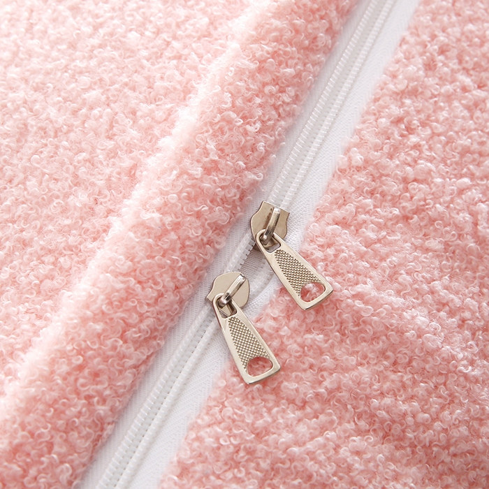 91家纺网 家纺一手货源 找家纺 永光家居 2026新款泰迪绒三角靠垫 填充浅蓝色产品不供多多 泰迪粉