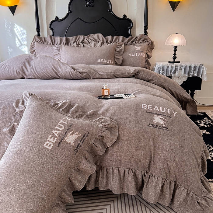 91家纺网 家纺一手货源 找家纺 贝凯瑞 2026新款法式轻奢复古仿亚麻木棉皱皱棉双层纱花边四件套-鎏光系列 摩卡臻藏