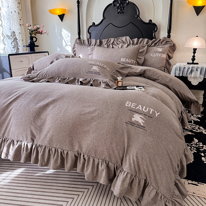 91家纺网 家纺一手货源 找家纺 贝凯瑞 2026新款法式轻奢复古仿亚麻木棉皱皱棉双层纱花边四件套-鎏光系列 摩卡臻藏