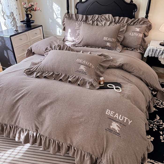 91家纺网 家纺一手货源 找家纺 贝凯瑞 2026新款法式轻奢复古仿亚麻木棉皱皱棉双层纱花边四件套-鎏光系列 摩卡臻藏