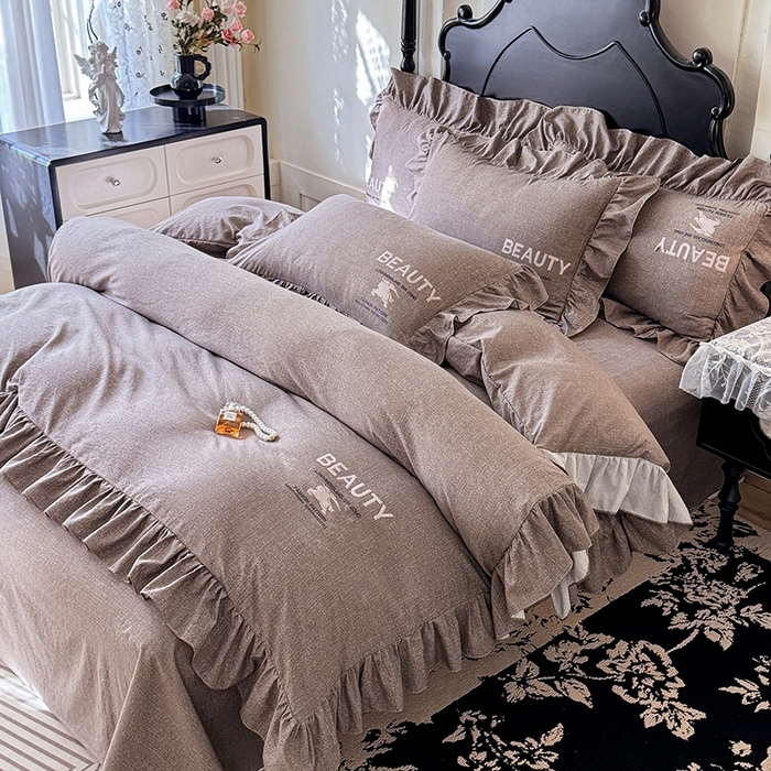 91家纺网 家纺一手货源 找家纺 贝凯瑞 2026新款法式轻奢复古仿亚麻木棉皱皱棉双层纱花边四件套-鎏光系列 摩卡臻藏