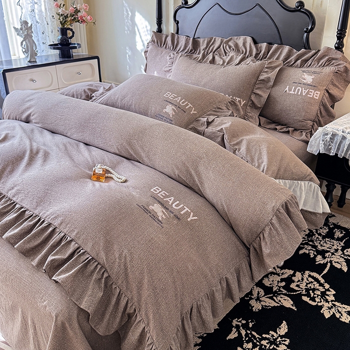 91家纺网 家纺一手货源 找家纺 贝凯瑞 2026新款法式轻奢复古仿亚麻木棉皱皱棉双层纱花边四件套-鎏光系列 摩卡臻藏