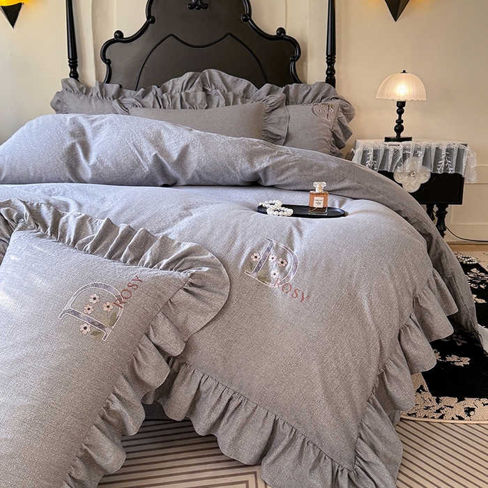 91家纺网 家纺一手货源 找家纺 贝凯瑞 2026新款法式轻奢复古仿亚麻木棉皱皱棉双层纱花边四件套-鎏光系列 雾屿灰调