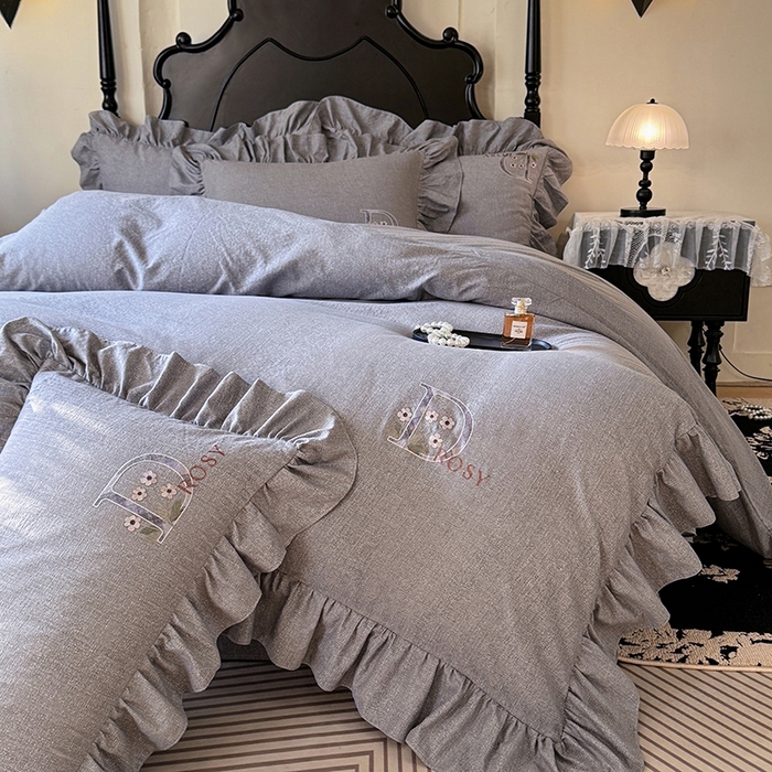 91家纺网 家纺一手货源 找家纺 贝凯瑞 2026新款法式轻奢复古仿亚麻木棉皱皱棉双层纱花边四件套-鎏光系列 雾屿灰调