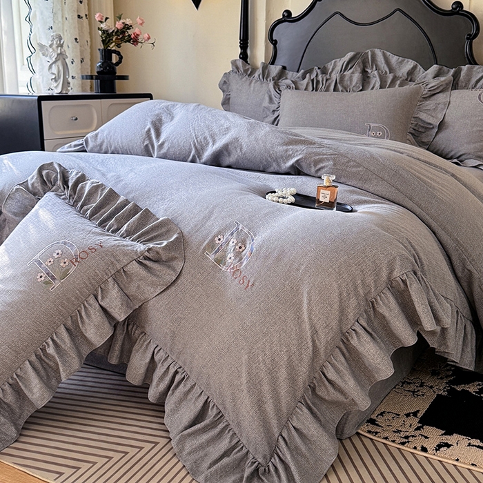 91家纺网 家纺一手货源 找家纺 贝凯瑞 2026新款法式轻奢复古仿亚麻木棉皱皱棉双层纱花边四件套-鎏光系列 雾屿灰调