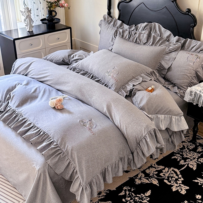 91家纺网 家纺一手货源 找家纺 贝凯瑞 2026新款法式轻奢复古仿亚麻木棉皱皱棉双层纱花边四件套-鎏光系列 雾屿灰调