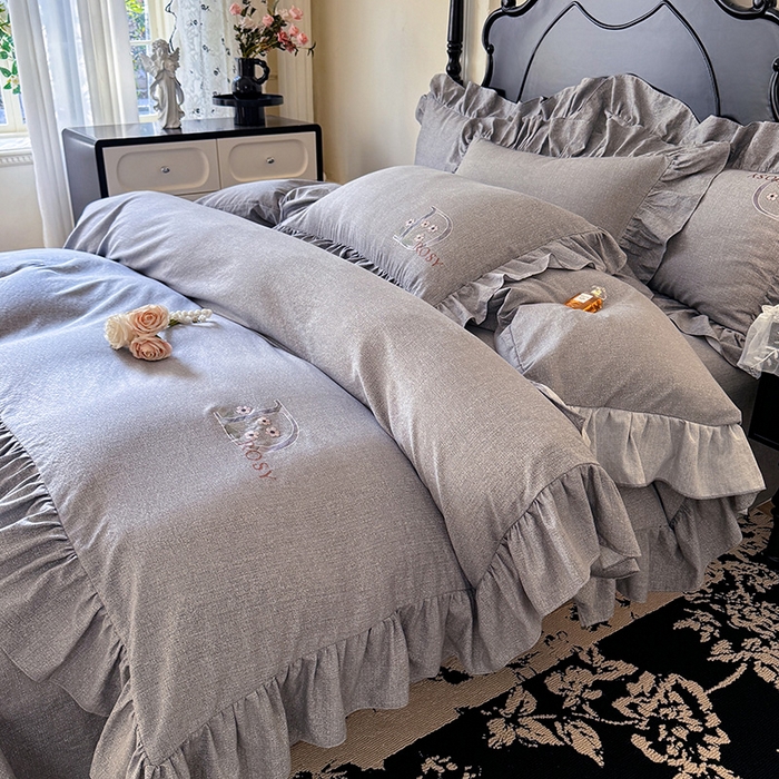 91家纺网 家纺一手货源 找家纺 贝凯瑞 2026新款法式轻奢复古仿亚麻木棉皱皱棉双层纱花边四件套-鎏光系列 雾屿灰调