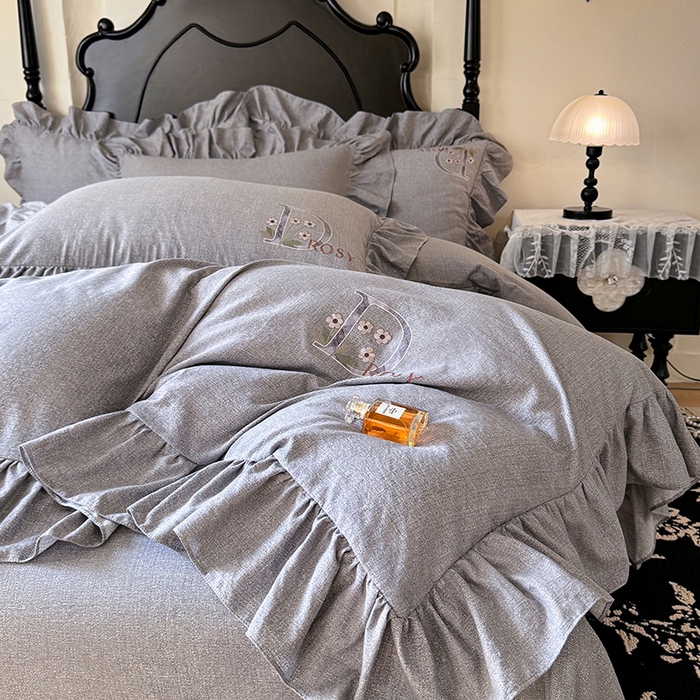 91家纺网 家纺一手货源 找家纺 贝凯瑞 2026新款法式轻奢复古仿亚麻木棉皱皱棉双层纱花边四件套-鎏光系列 雾屿灰调