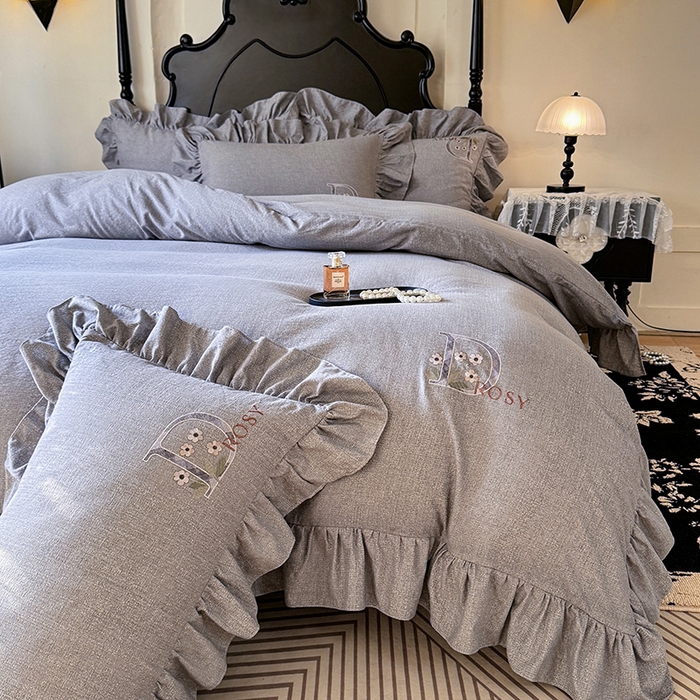 91家纺网 家纺一手货源 找家纺 贝凯瑞 2026新款法式轻奢复古仿亚麻木棉皱皱棉双层纱花边四件套-鎏光系列 雾屿灰调